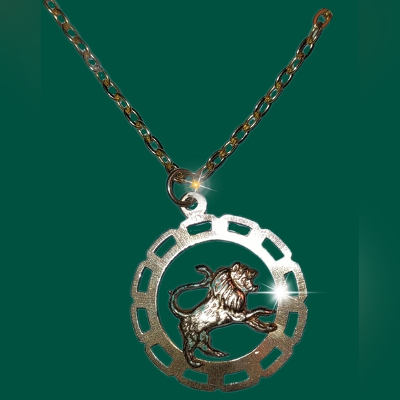 14k Gold Lion Pendant - Picture 5 of 10